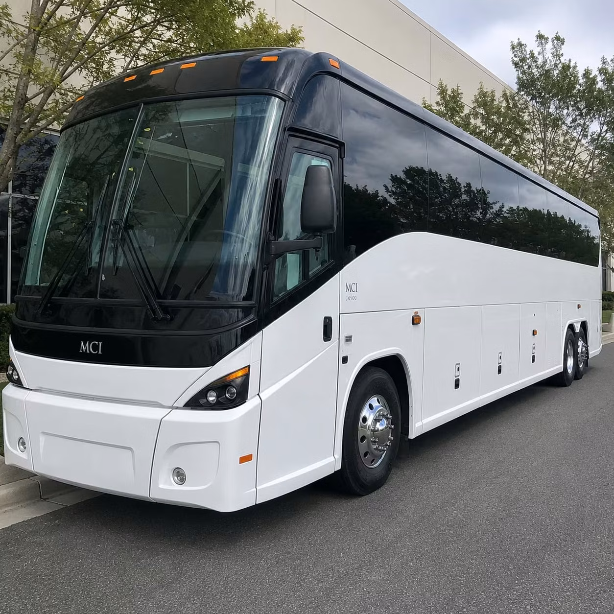 busrentalcedarrapids com can handle employee airport transfers to and from the eastern iowa airport